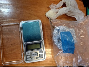 obraz przedstawia wagę oraz torebki foliowe