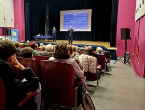 obraz przedstawia kilkanaście osób