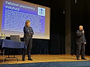 obraz przedstawia kilkanaście osób