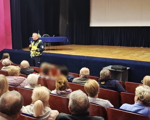 obraz przedstawia kilkanaście osób