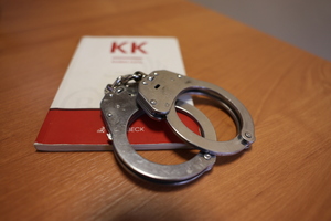obraz przedstawia kajdanki oraz kodeks karny