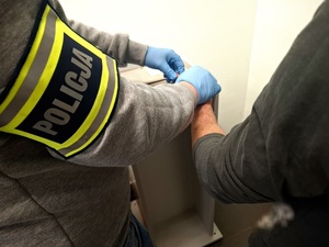 obraz przedstawia napis policja