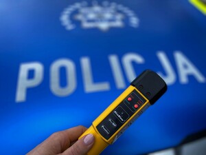 obraz przedstawia napis policja