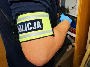 obraz przedstawia napis Policja