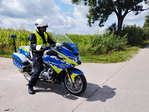 obraz przedstawia policjanta na motocyklu