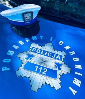 obraz przedstawia napis policja