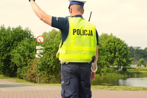 obraz przedstawia policjanta