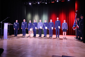 obraz przedstawia policjantów