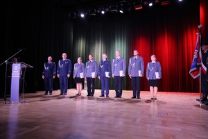 obraz przedstawia policjantów