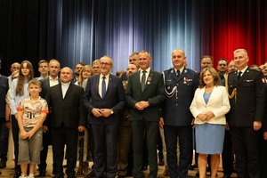 obraz przedstawia kilka osoób