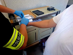 obraz przedstawia napis policja
