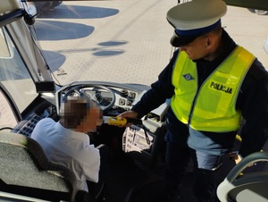 obraz przedstawia policjanta