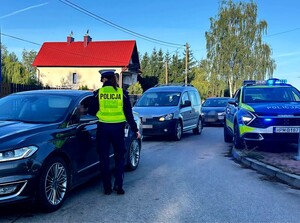 obraz przedstawia napis policja
