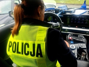obraz przedstawia napis policja