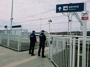 obraz przedstawia dwóch policjantów