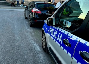 obraz przedstawia napis policja