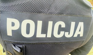 obraz przedstawia napis policja